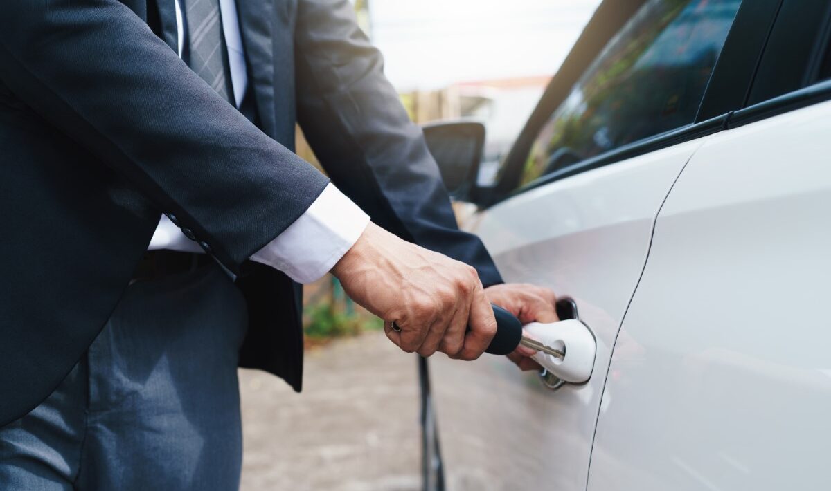 Déverrouiller une portière de voiture