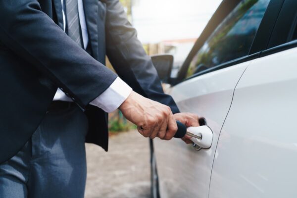 Déverrouiller une portière de voiture