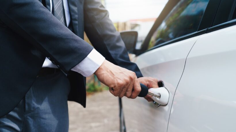 Déverrouiller une portière de voiture